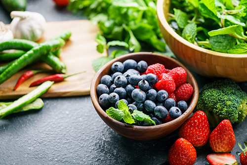A bowl of fruits and vegetables rich in antioxidants