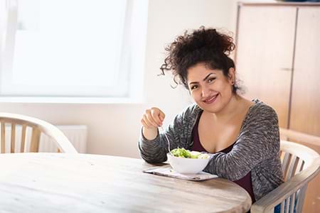 woman avoiding insulin resistance by eating right