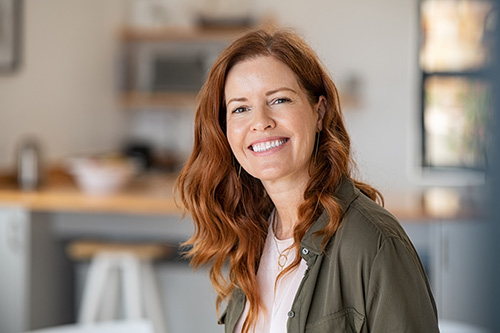 A smiling woman who has overcome yeast infections