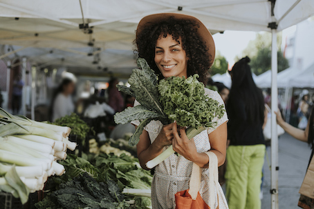 woman eating local produce to reduce risk of insulin resistance