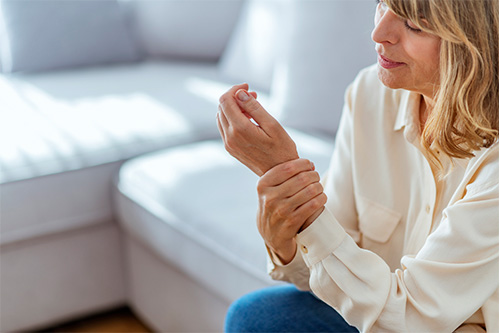 A woman experiencing wrist arthritis pain