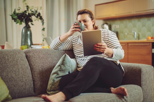 woman doing research on tablet why she can't lose weight